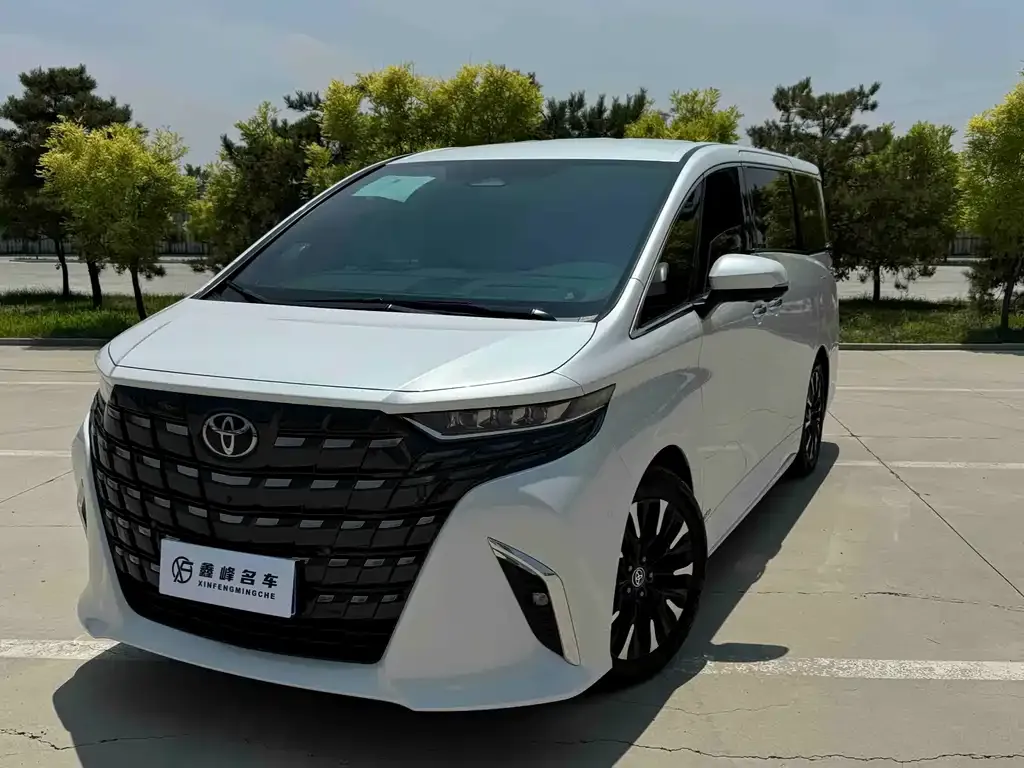 Toyota Alphard — фото 1