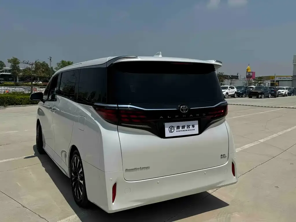 Toyota Alphard — фото 9