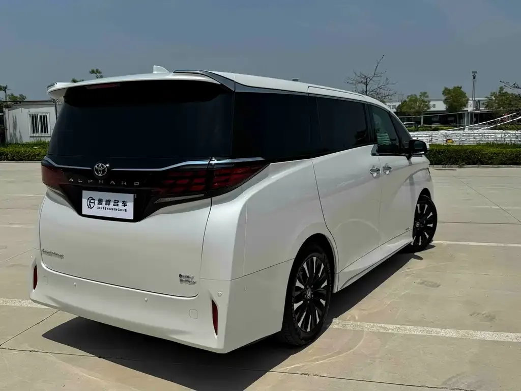 Toyota Alphard — фото 4