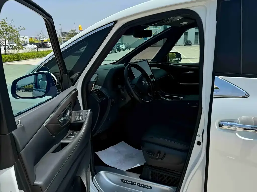 Toyota Alphard — фото 8