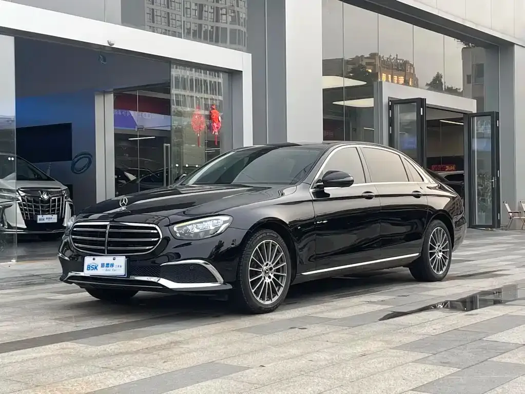 Mercedes-Benz E-Class — фото 1