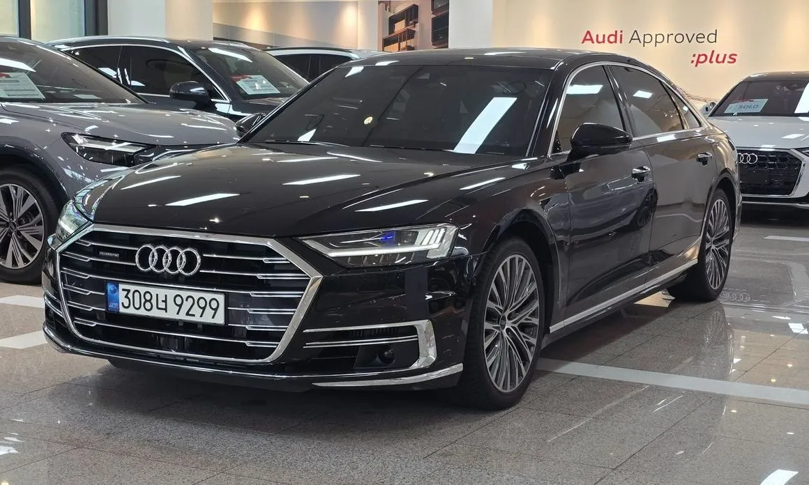 Audi A8 — фото 1