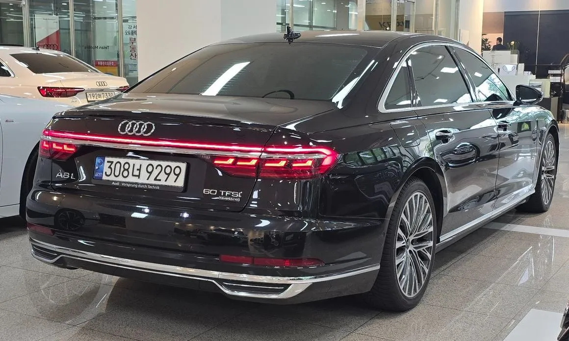 Audi A8 — фото 7