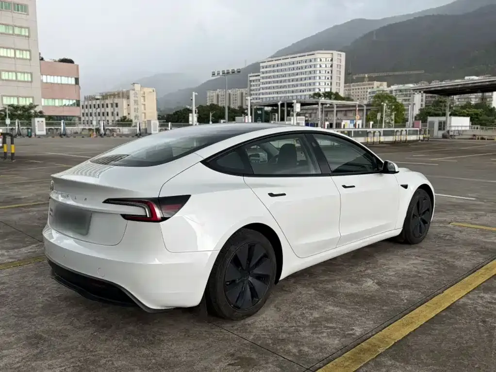 Tesla Model 3 — фото 4