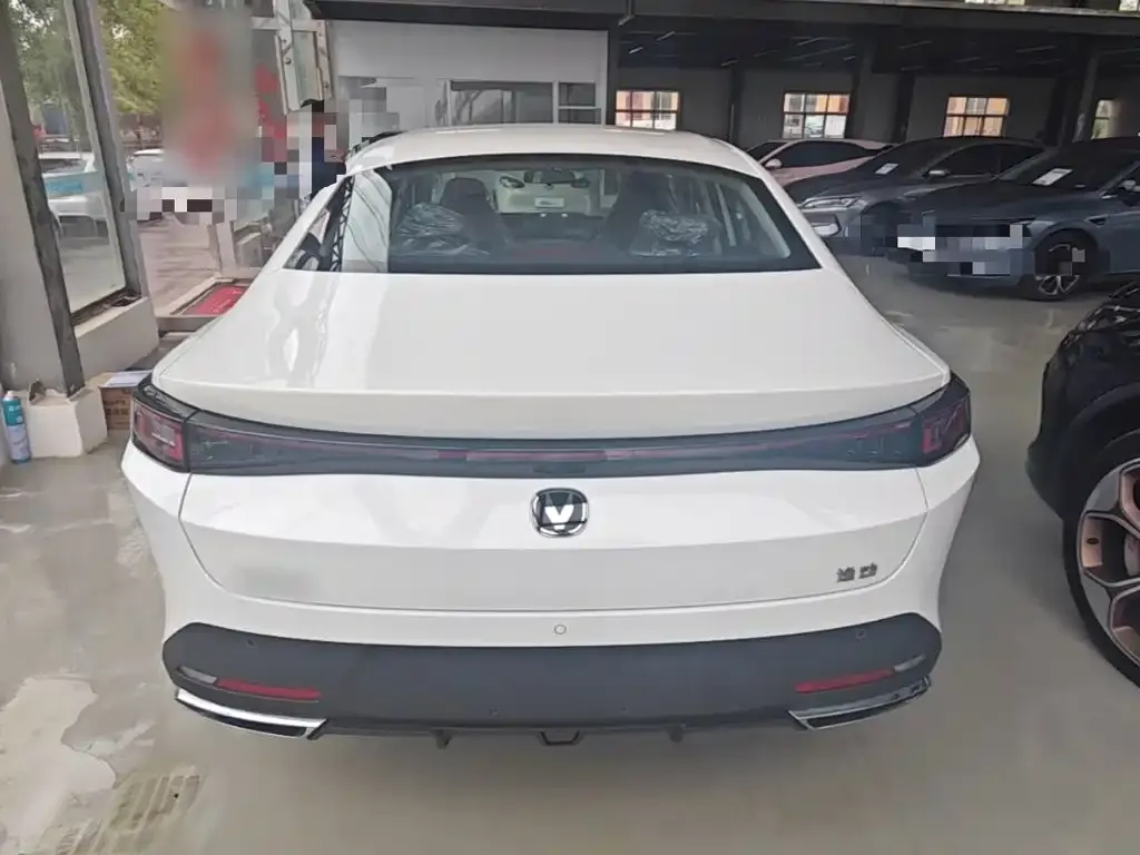 Changan Eado PHEV — фото 9