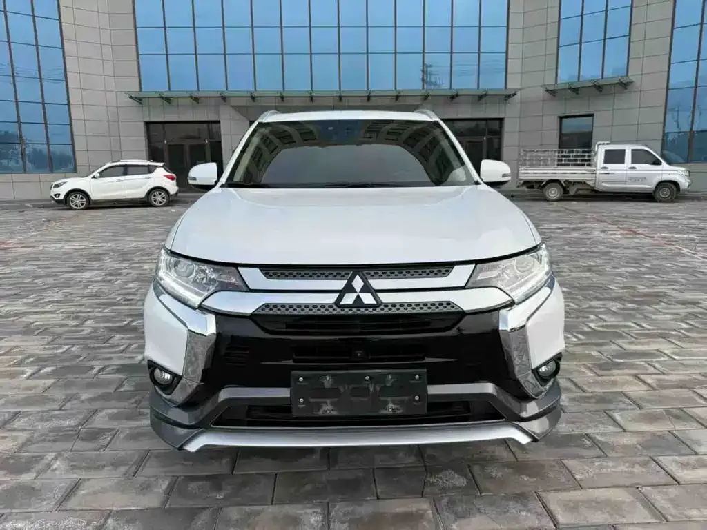 Mitsubishi Outlander — фото 1