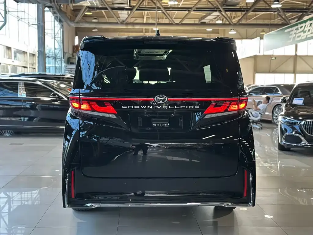 Toyota Vellfire — фото 2