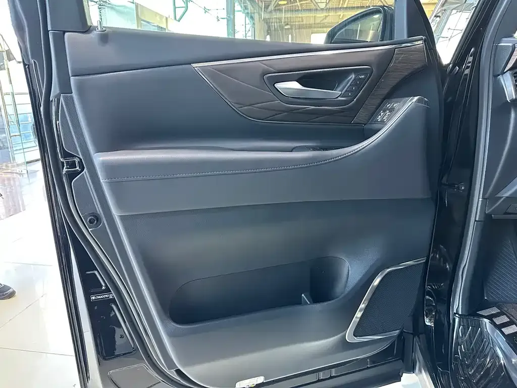Toyota Vellfire — фото 6