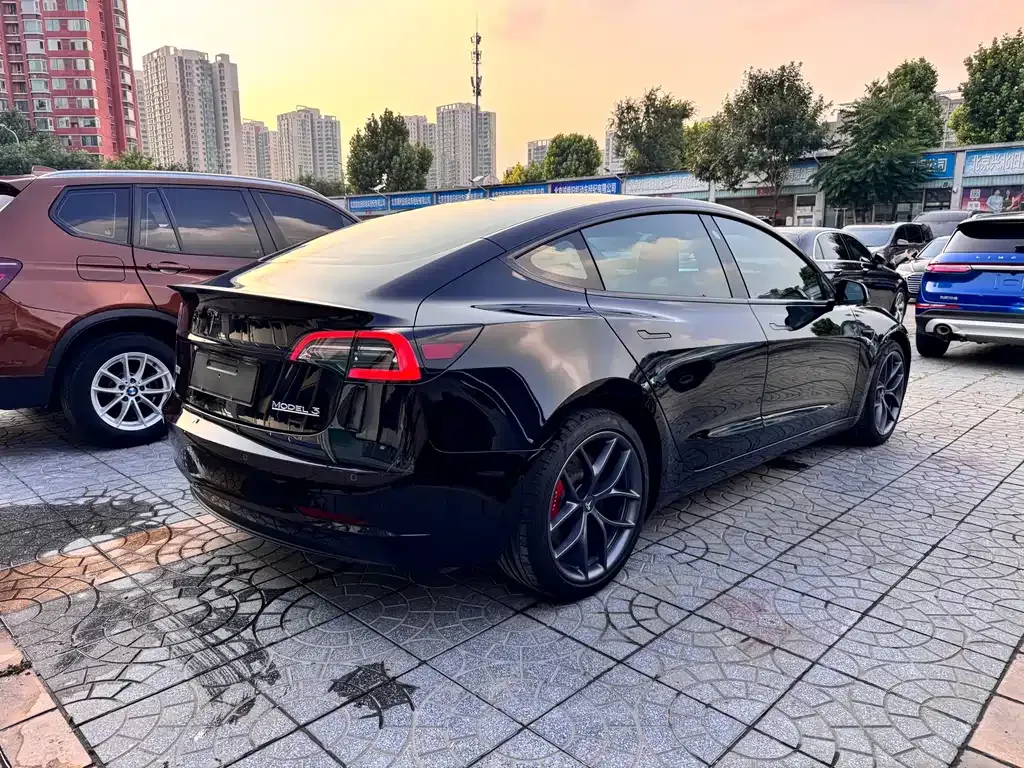 Tesla Model 3 — фото 10