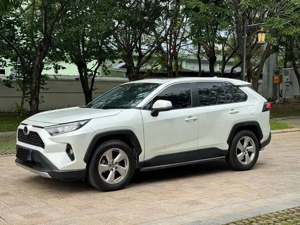 Toyota RAV4 — фото 1