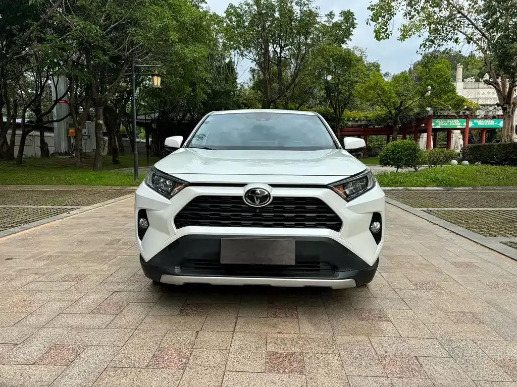 Toyota RAV4 — фото 10