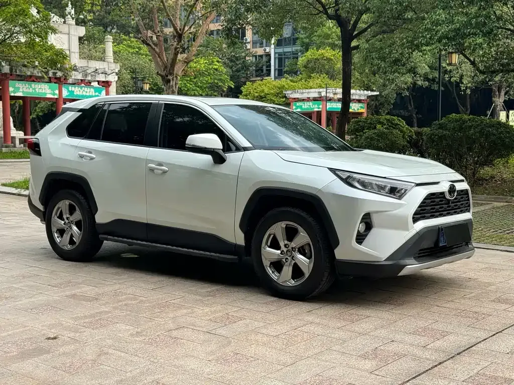 Toyota RAV4 — фото 8