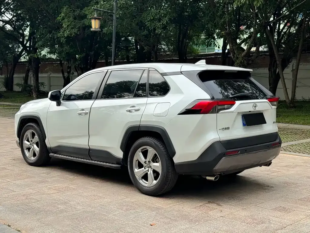 Toyota RAV4 — фото 5