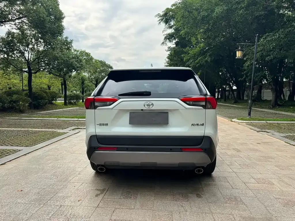 Toyota RAV4 — фото 4