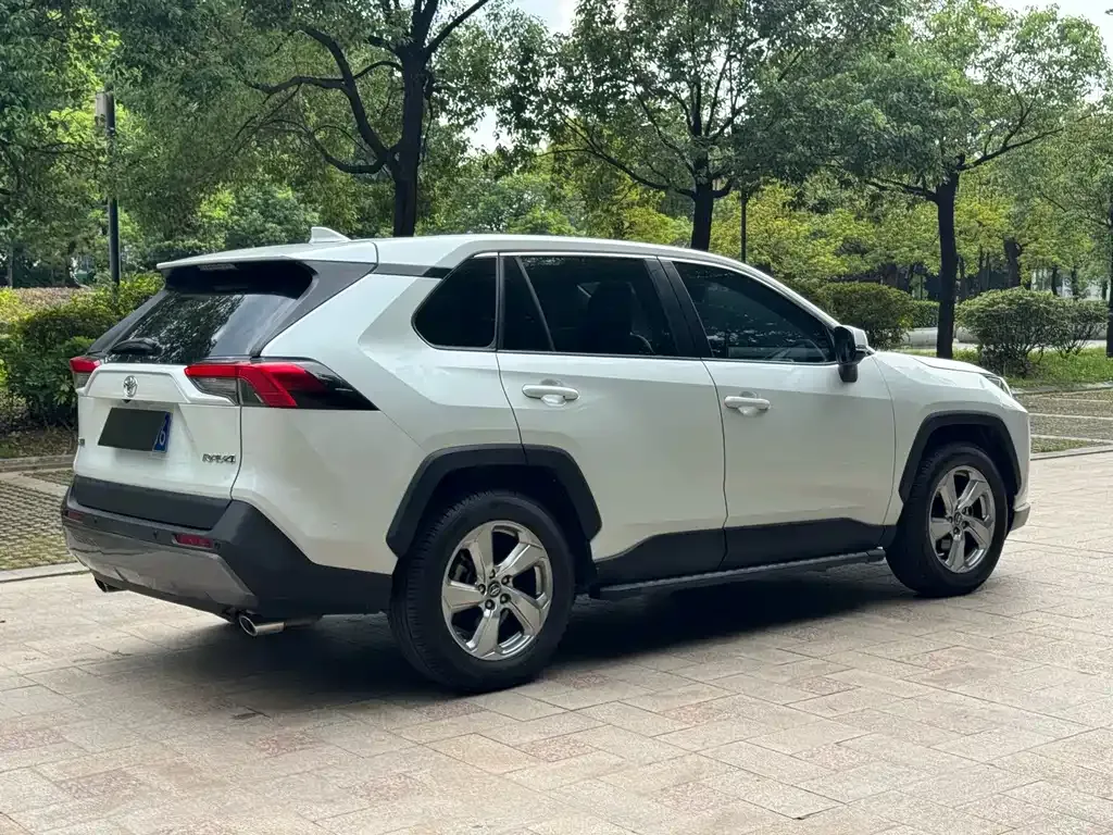 Toyota RAV4 — фото 7