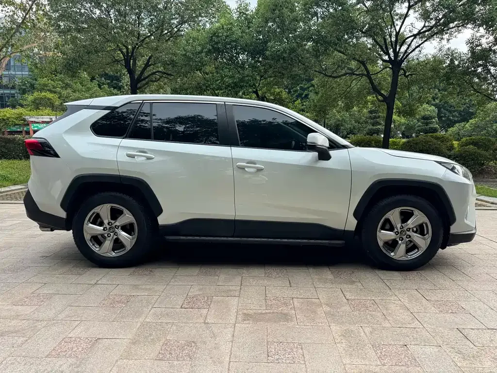 Toyota RAV4 — фото 6
