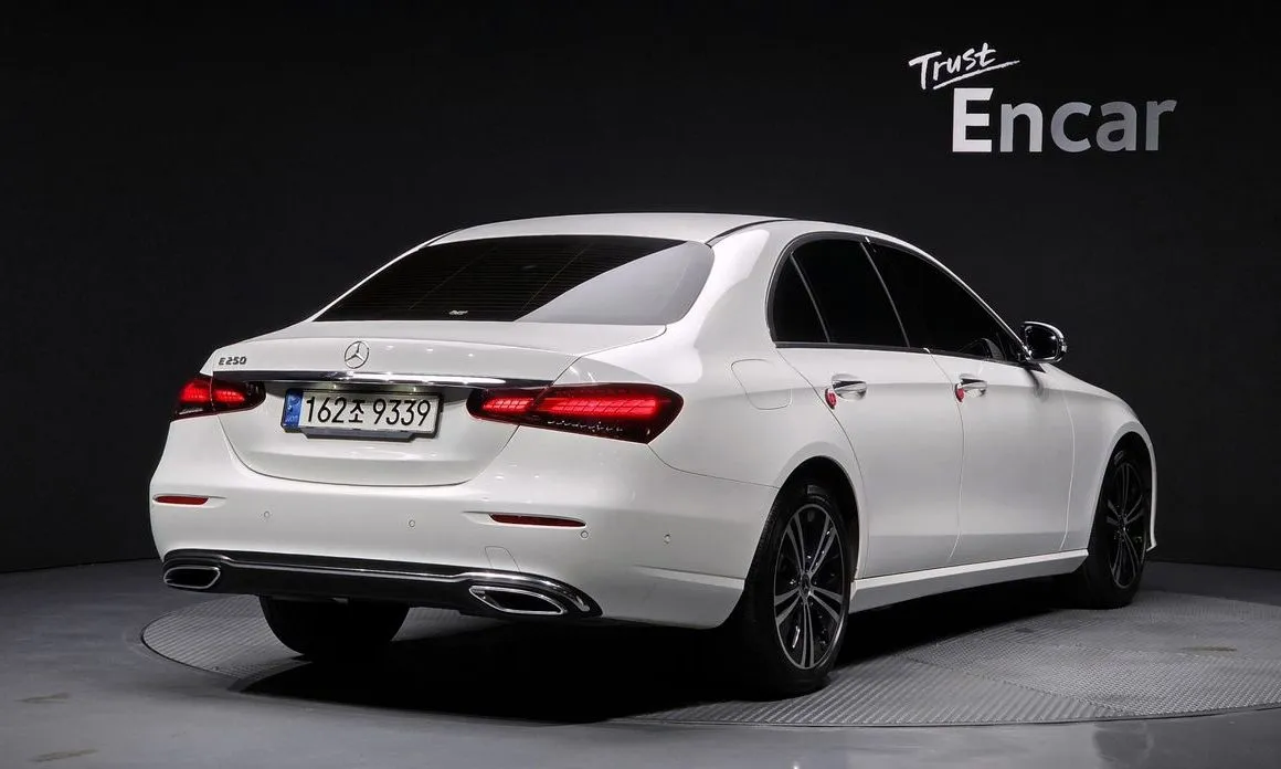 Mercedes-Benz E-Class — фото 4