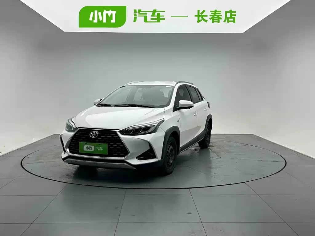Toyota Yaris L — фото 1