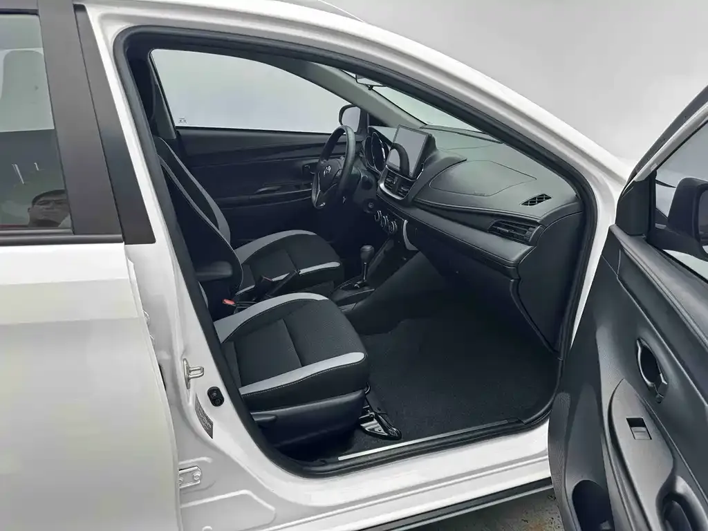 Toyota Yaris L — фото 8