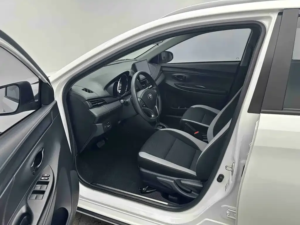 Toyota Yaris L — фото 5
