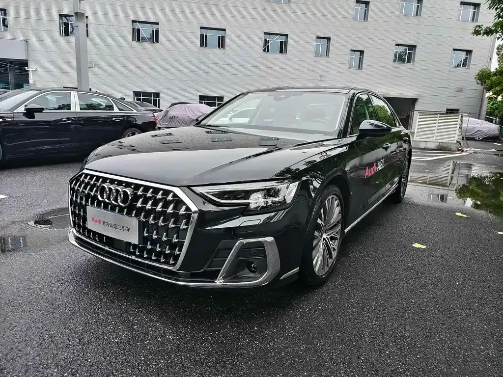 Audi A8 — фото 1