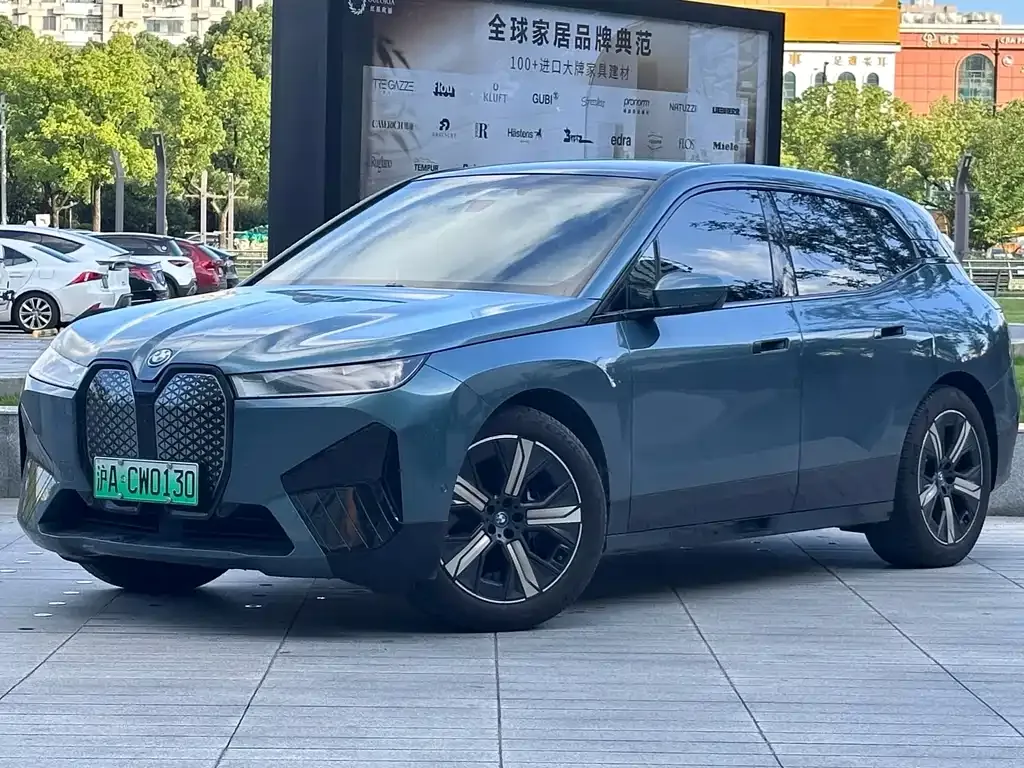 BMW iX — фото 1