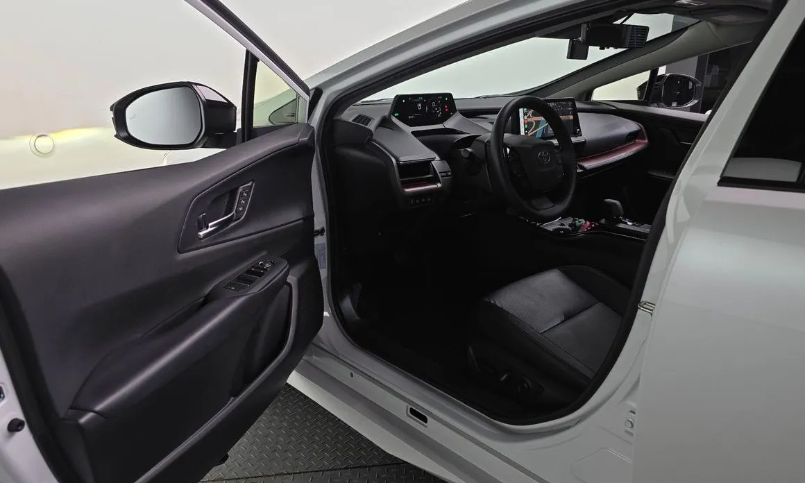Toyota Prius 2024 из KR, фото 8