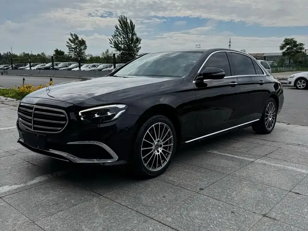 Mercedes-Benz E-Class — фото 1