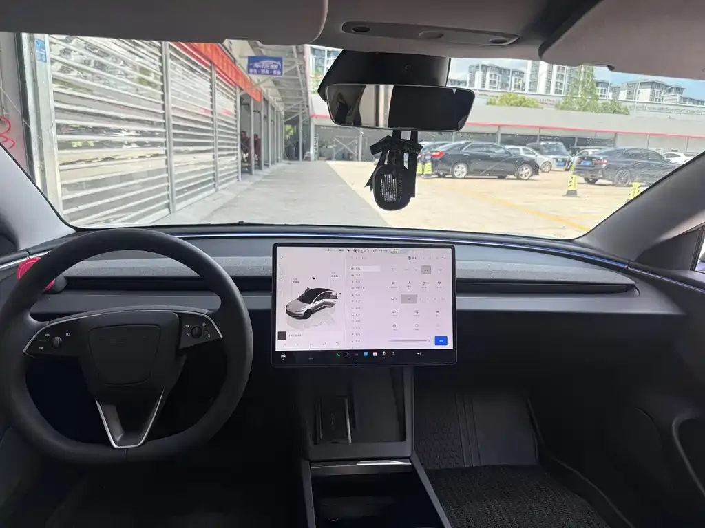 Tesla Model 3 — фото 4