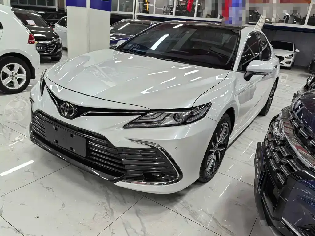 Toyota Camry — фото 1