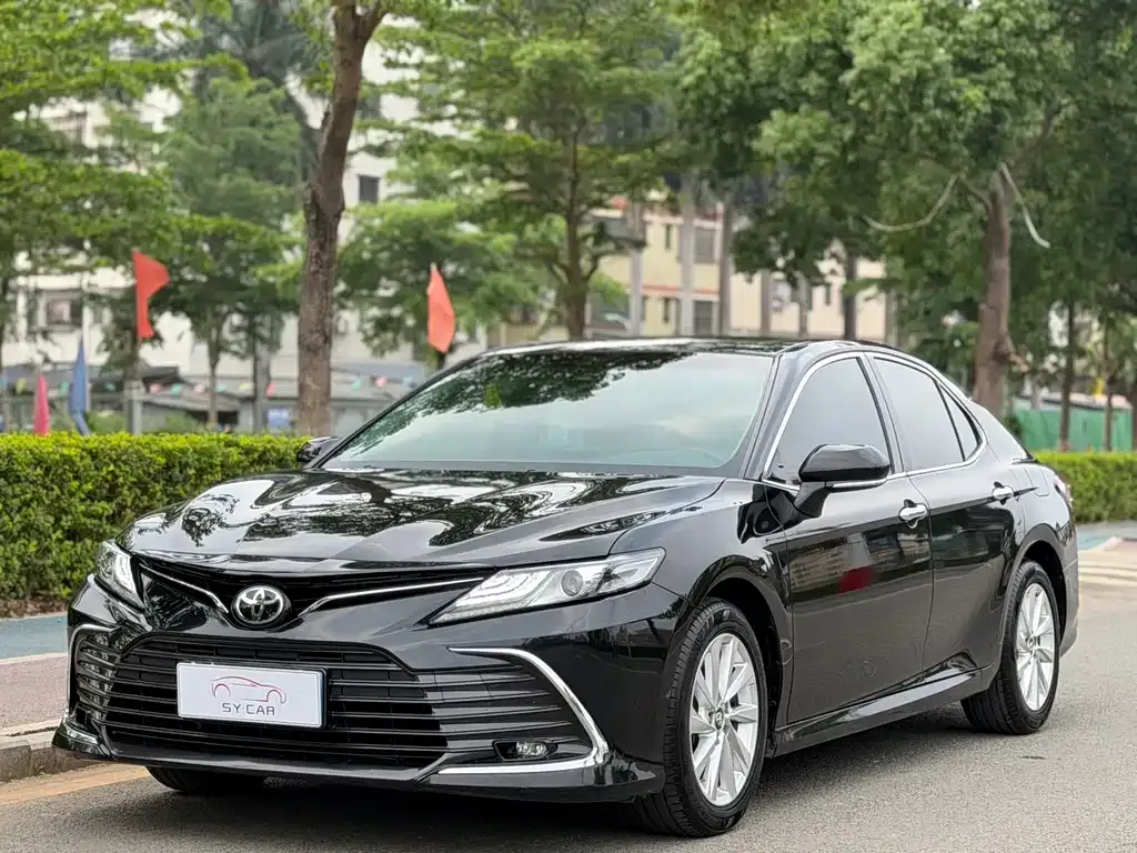 Toyota Camry — фото 1