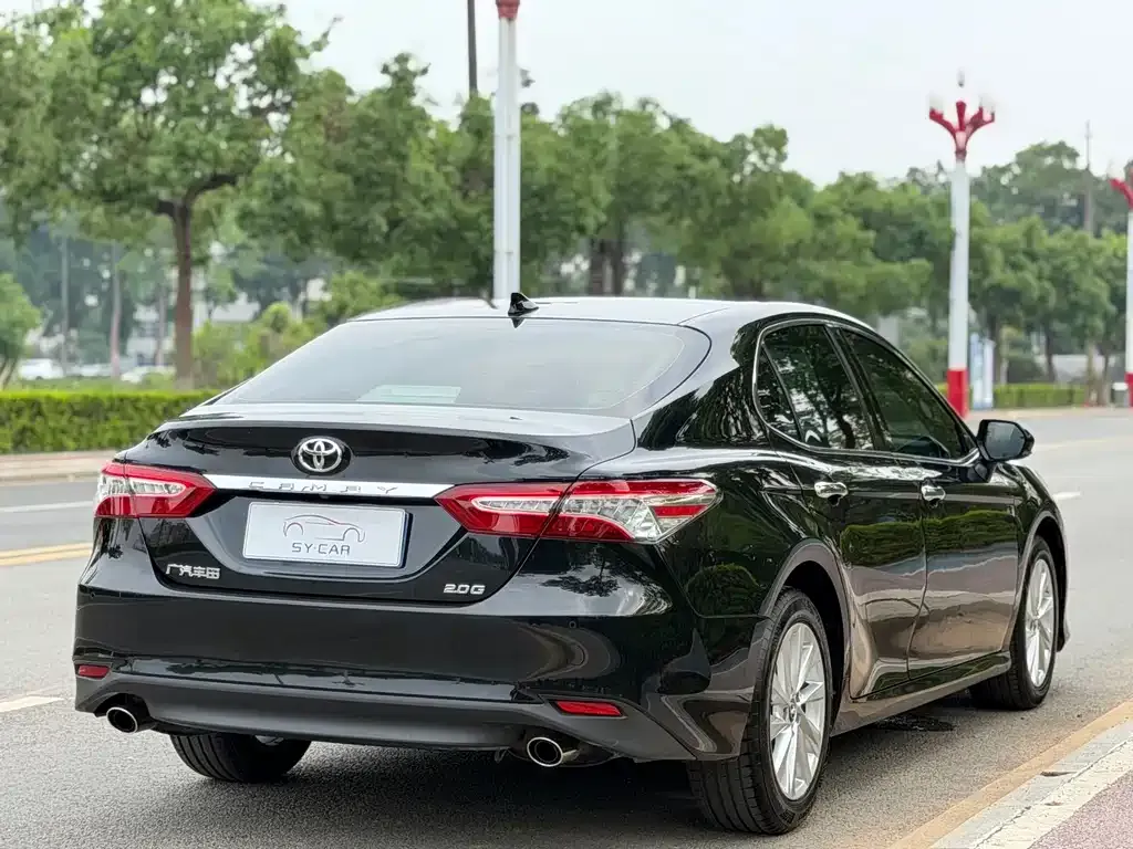 Toyota Camry — фото 4