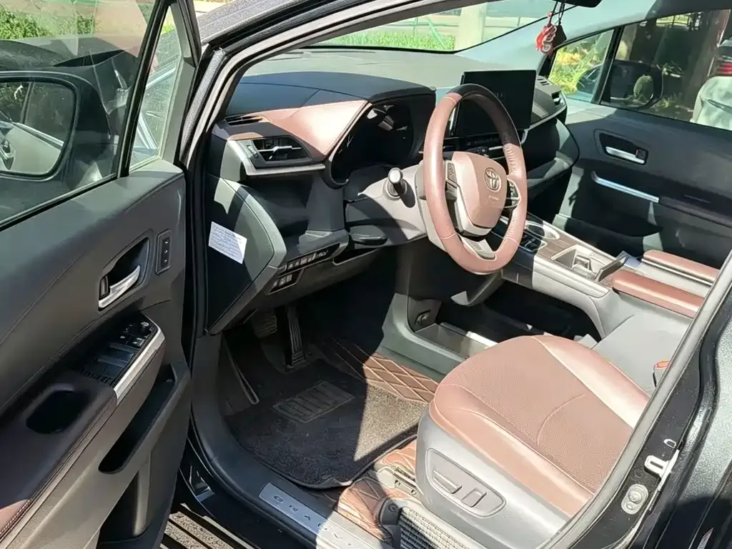 Toyota Granvia — фото 5