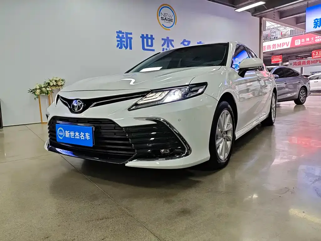 Toyota Camry — фото 1