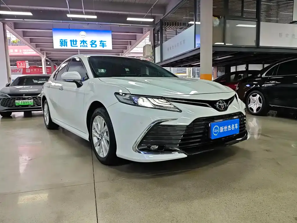 Toyota Camry — фото 10