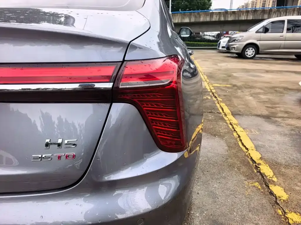 Hongqi H5 — фото 2