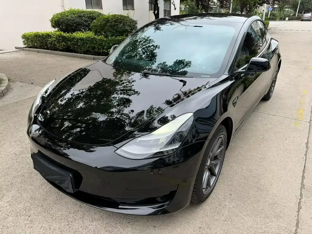 Tesla Model 3 — фото 1