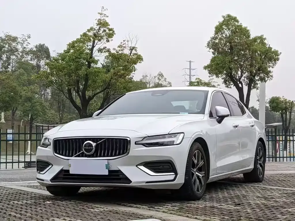 Volvo S60 — фото 1