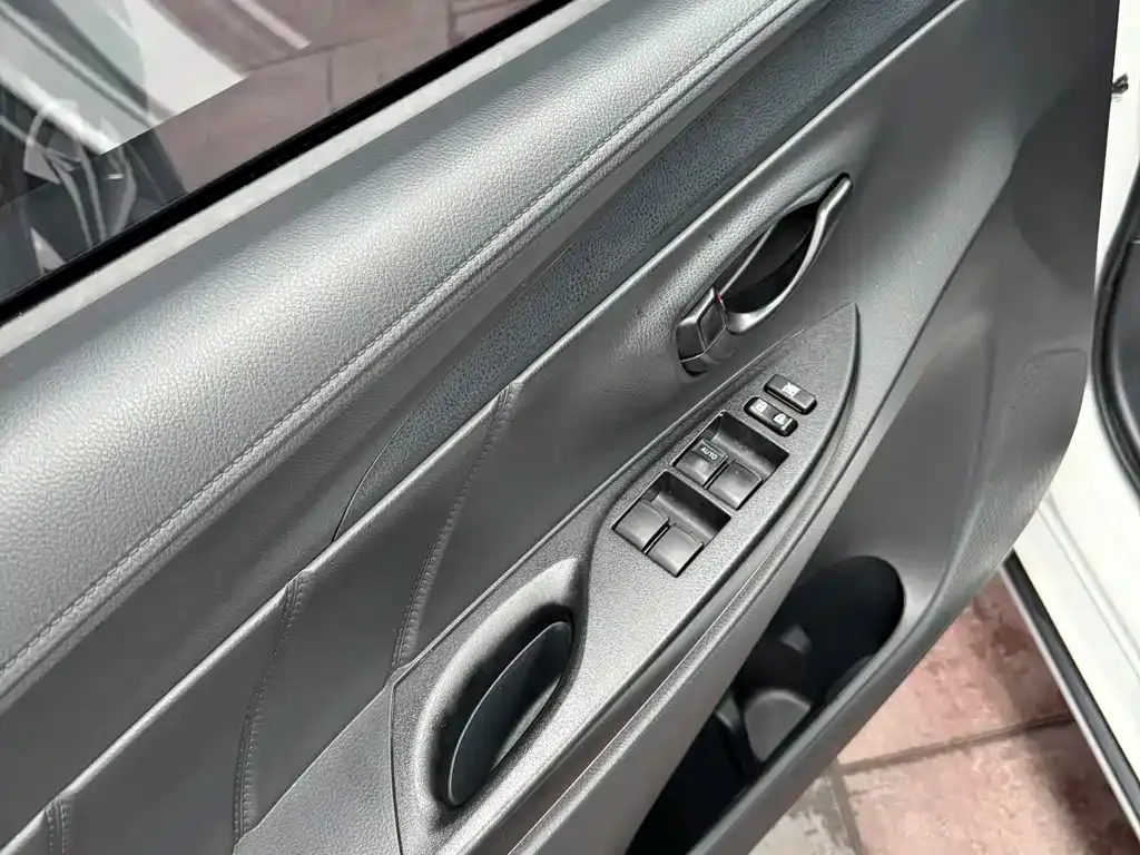 Toyota Yaris L — фото 3