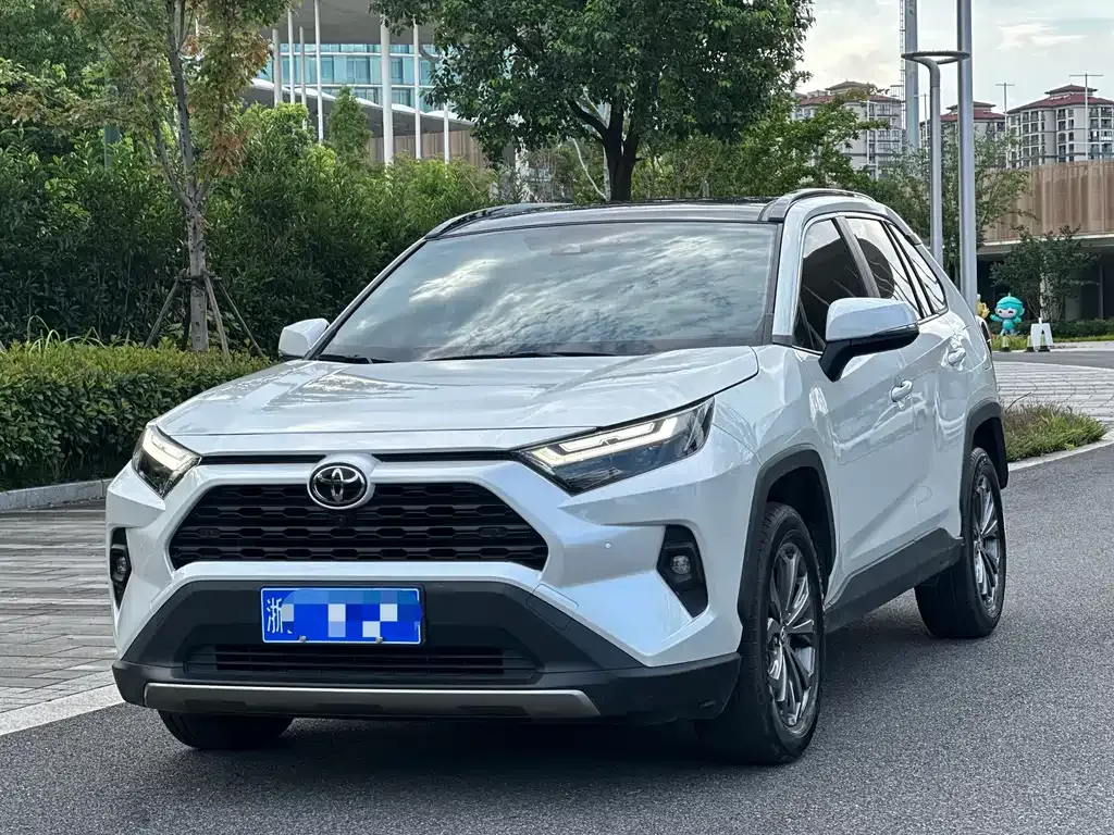 Toyota RAV4 — фото 1