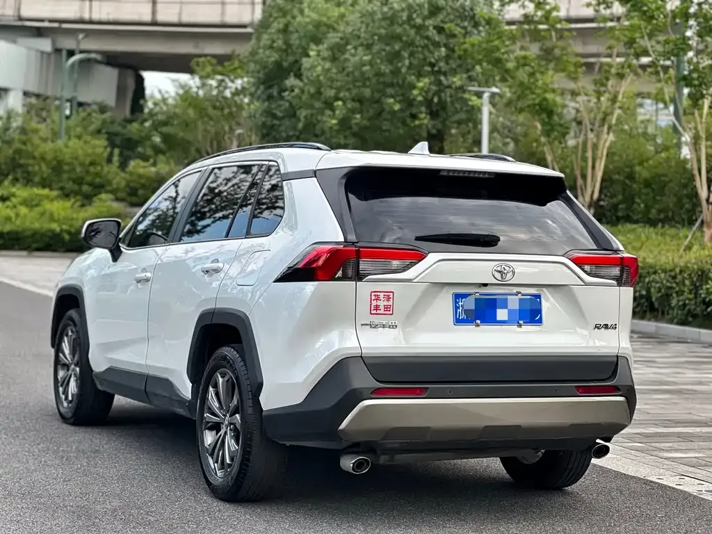 Toyota RAV4 — фото 6