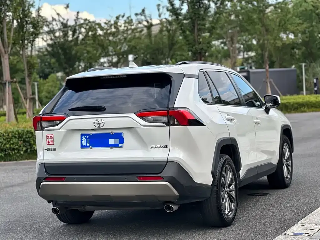 Toyota RAV4 — фото 2