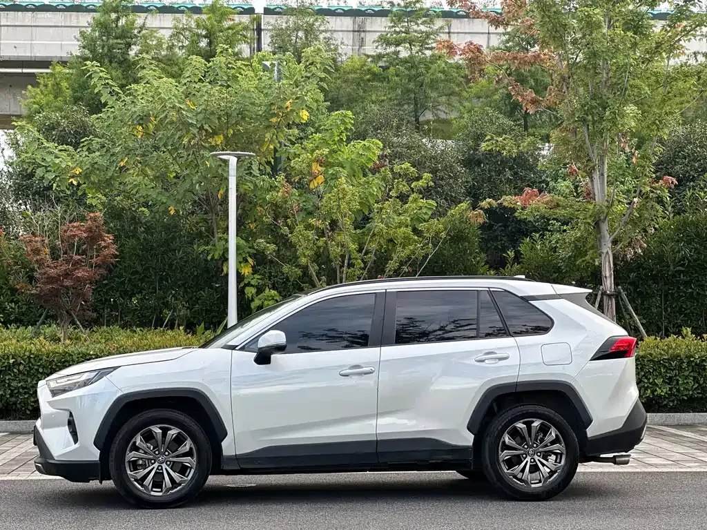 Toyota RAV4 — фото 10