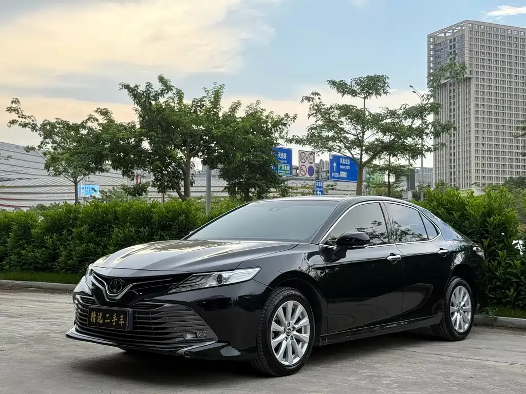 Toyota Camry — фото 1