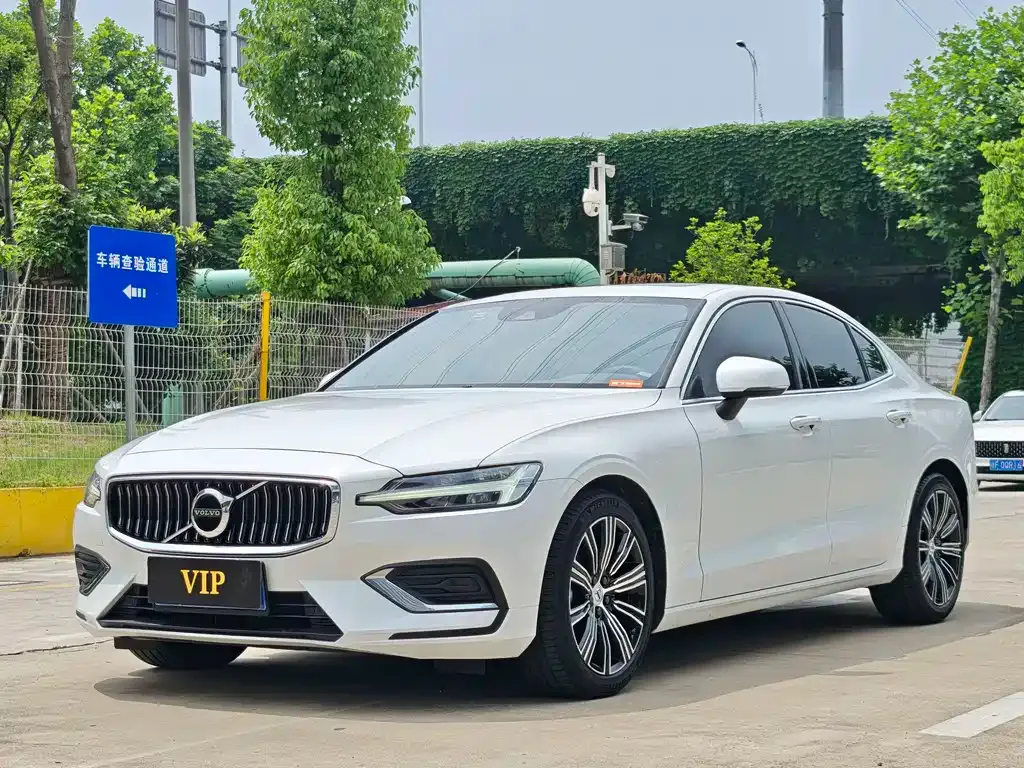Volvo S60 — фото 1