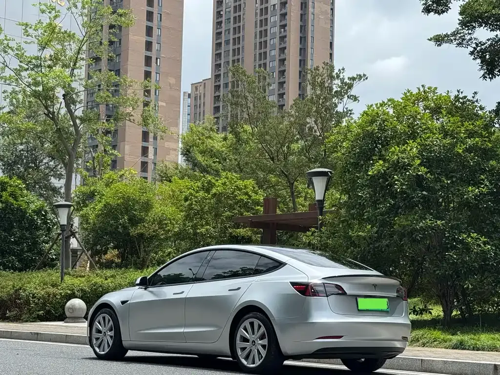 Tesla Model 3 — фото 10