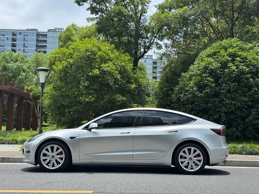 Tesla Model 3 — фото 9