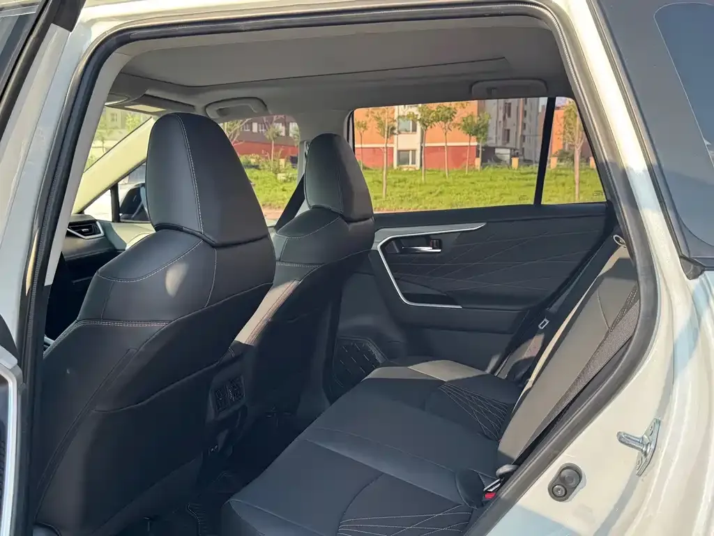 Toyota RAV4 — фото 8