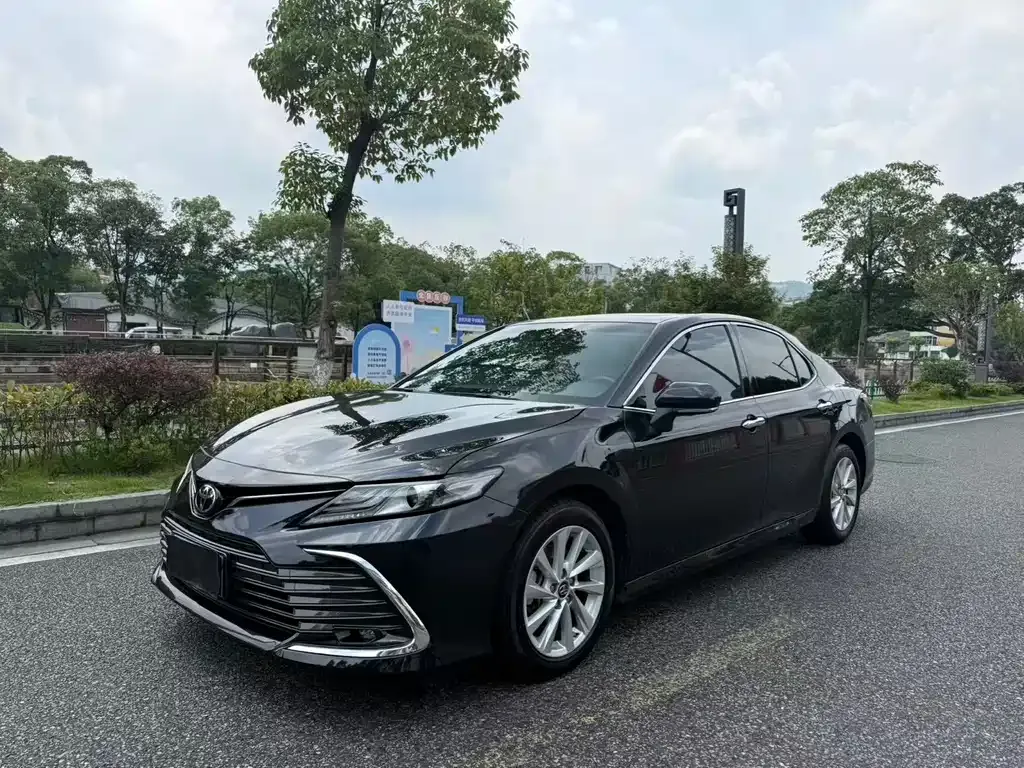 Toyota Camry — фото 1