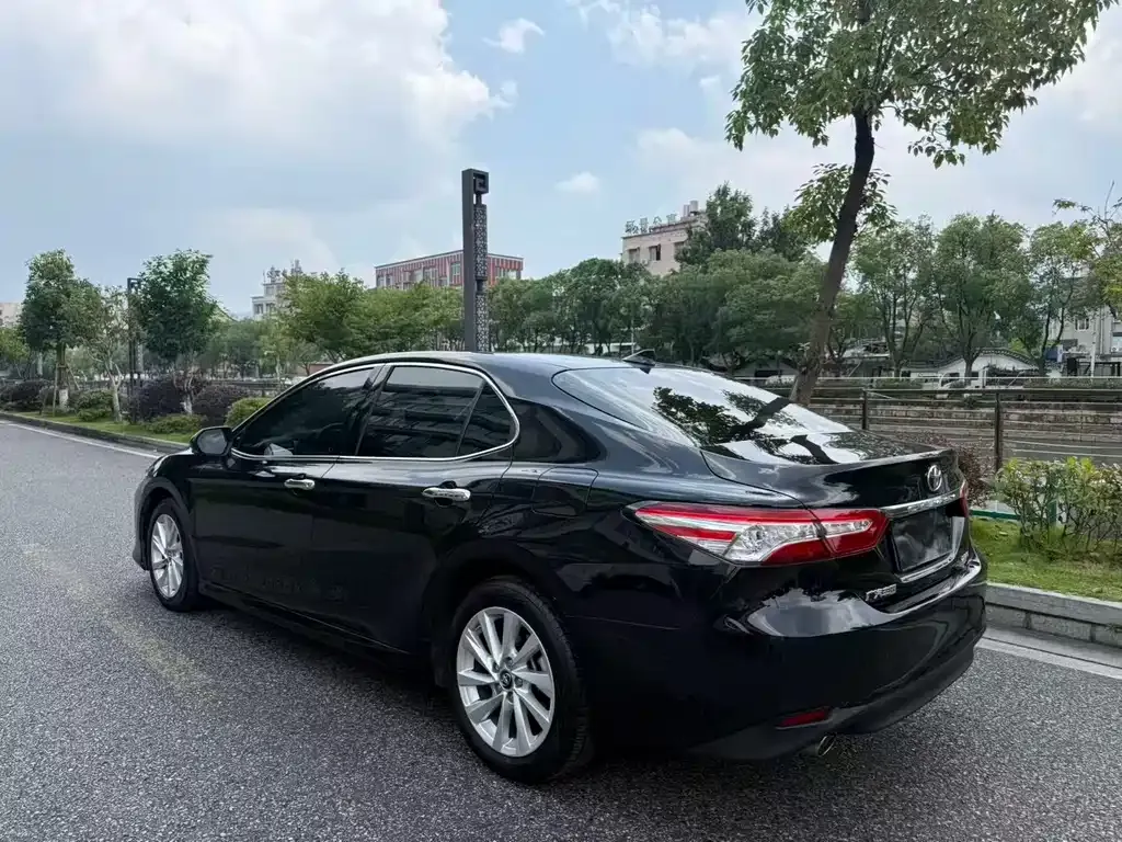 Toyota Camry — фото 9